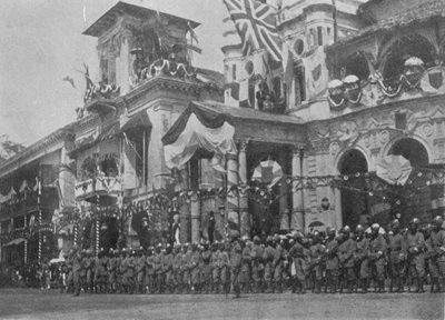 Multitud esperando la llegada del Duque y la Duquesa de York en el muelle de Johnston, Singapur, ilustración de The King, 25 de mayo de 1901 de English Photographer
